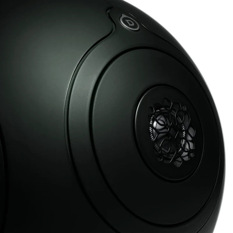 Geniş ve sarmalayıcı bir ses sahnesi yaratmak için çift olarak kurulan Devialet Phantom Ultimate derin orman hoparlörler